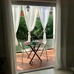 Seaside In Steps From Beaches With Private Patio 아파트