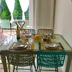 Seaside In Steps From Beaches With Private Patio 아파트 *