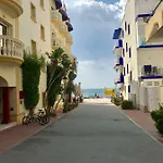 Seaside In Steps From Beaches With Private Patio * 시체스