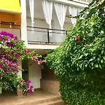 Seaside In Steps From Beaches With Private Patio 아파트 *