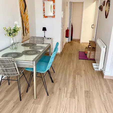 Seaside In Steps From Beaches With Private Patio Sitges