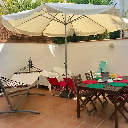 Seaside In Steps From Beaches With Private Patio