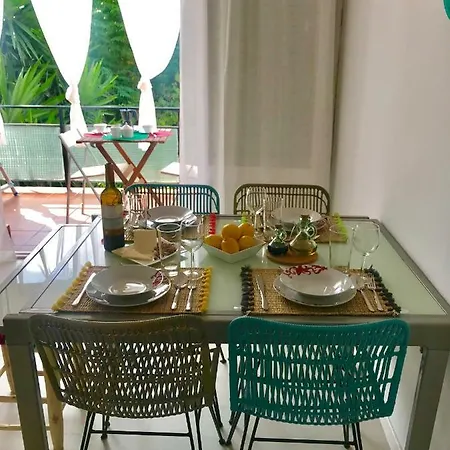 Seaside In Steps From Beaches With Private Patio Апартаменты *