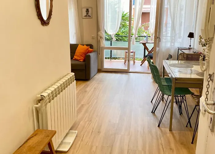 Seaside In Steps From Beaches With Private Patio *