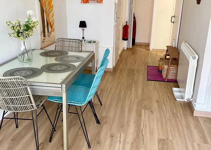 Seaside In Steps From Beaches With Private Patio 锡切斯