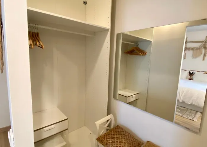 Seaside In Steps From Beaches With Private Patio Apartman