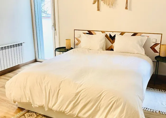 Seaside In Steps From Beaches With Private Patio *