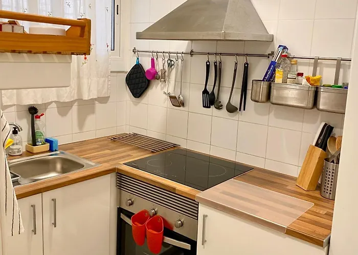 Seaside In Steps From Beaches With Private Patio Apartman