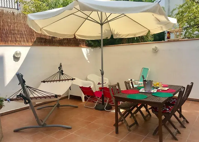 Seaside In Steps From Beaches With Private Patio