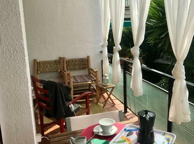 Seaside In Steps From Beaches With Private Patio *