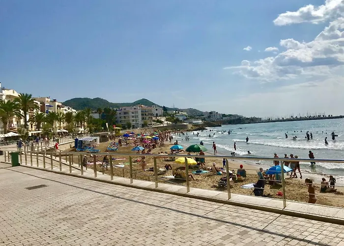 Seaside In Steps From Beaches With Private Patio 锡切斯