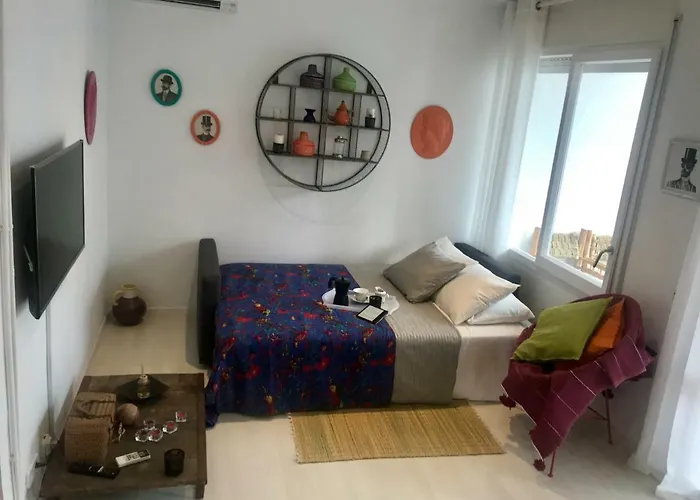 Seaside In Steps From Beaches With Private Patio