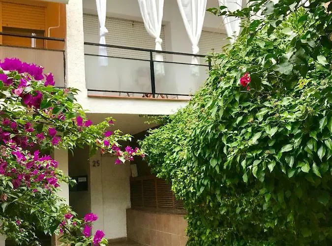 Seaside In Steps From Beaches With Private Patio 公寓 *