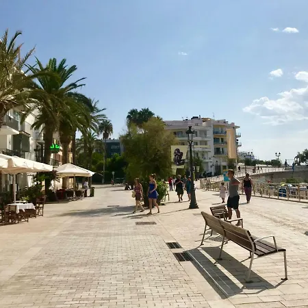 Seaside In Steps From Beaches With Private Patio