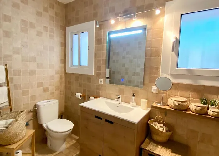 Seaside In Steps From Beaches With Private Patio *