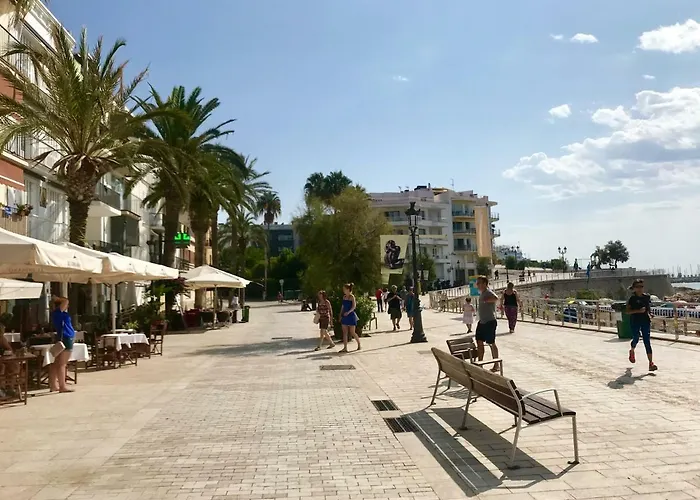 Seaside In Steps From Beaches With Private Patio